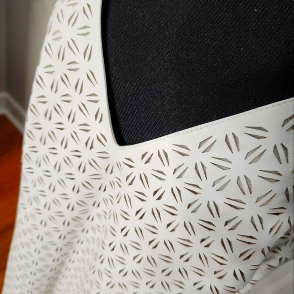 Cut Edge Design Bailey 44‎ White Top Size Medium